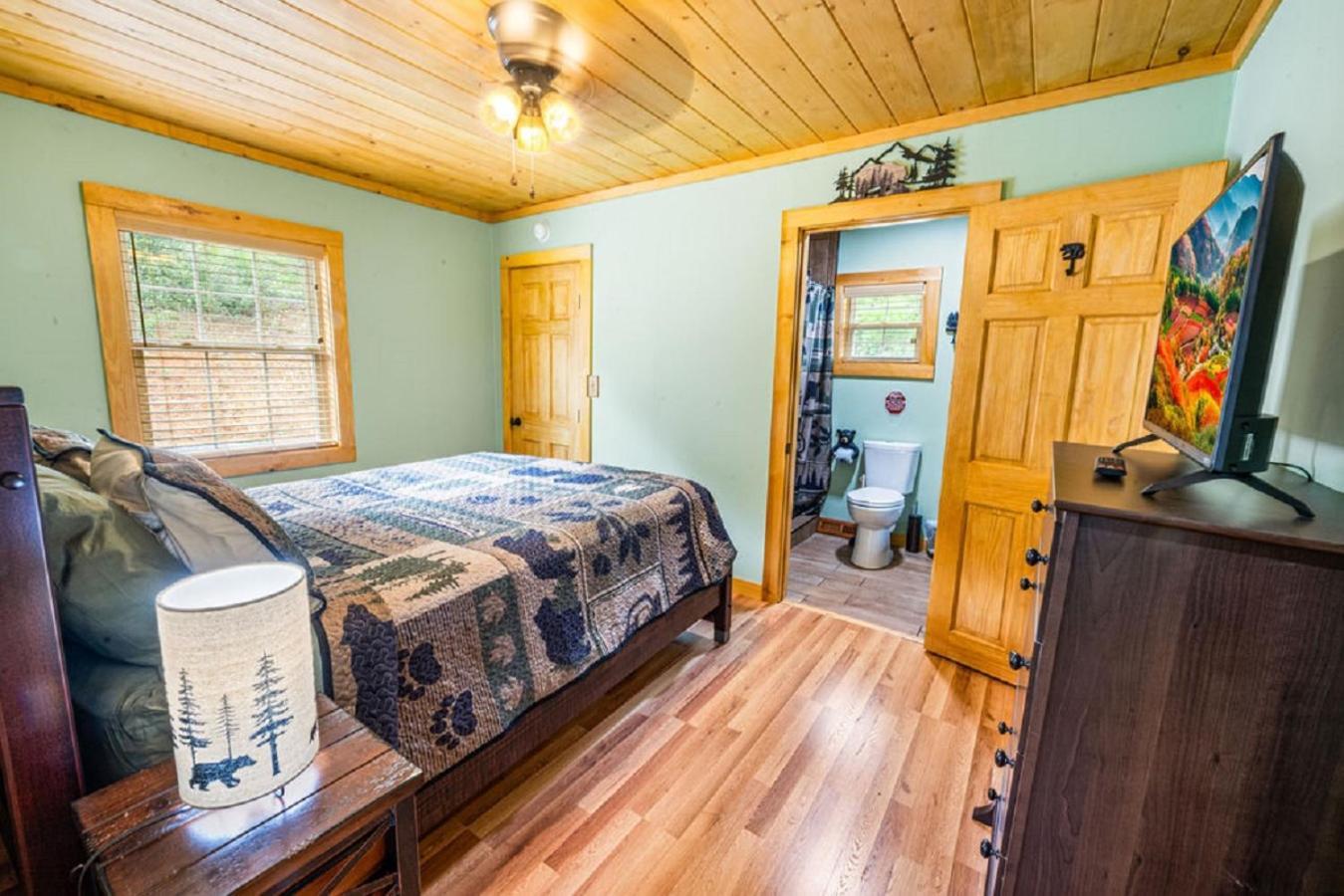 Brand New Tiny Cabin! A Bearly Adventure Sevierville Bagian luar foto